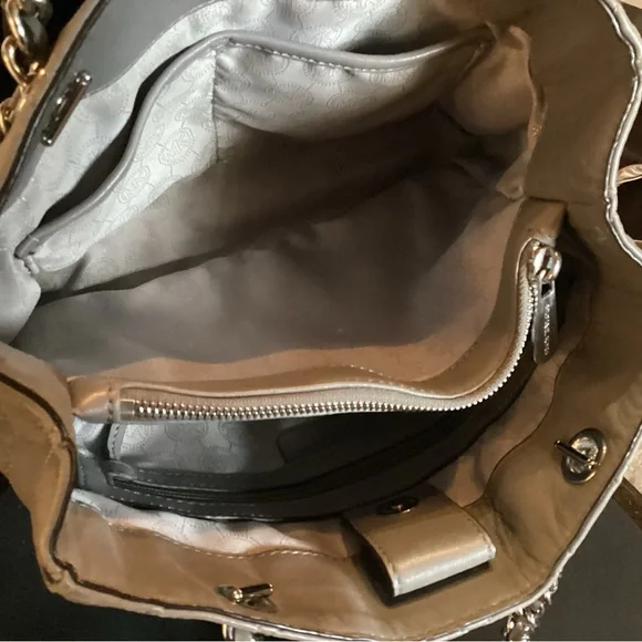 Michael Kors large quilted gray shoulder bag with silver chain straps - Picture 4 of 9